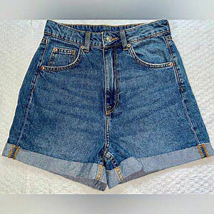 Women’s H&M high waisted roll up hem medium blue wash jean‎ short size 0
